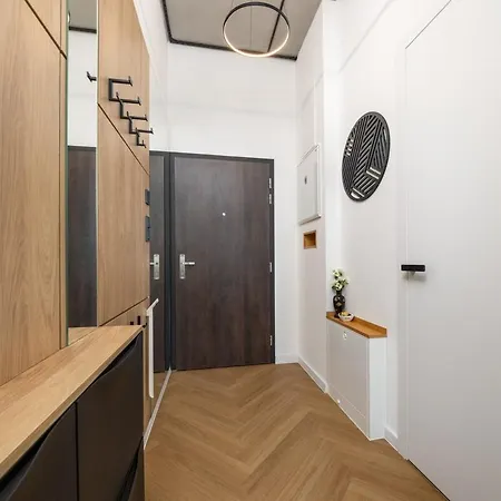 Designer Loft Retreat In Center *