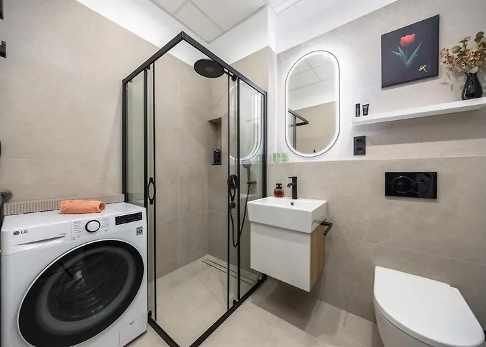 Designer Loft Retreat In Center براتسيلافا