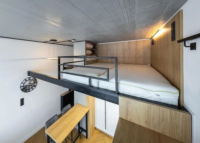 Designer Loft Retreat In Center شقة