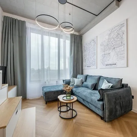 Designer Loft Retreat In Center 아파트 브라티슬라바