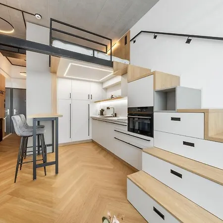 Designer Loft Retreat In Center 브라티슬라바