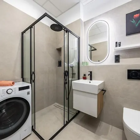 Designer Loft Retreat In Center 브라티슬라바