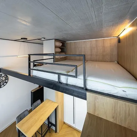 Designer Loft Retreat In Center 아파트